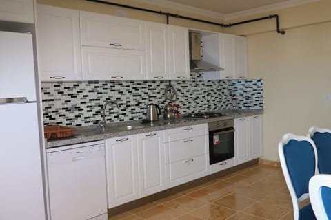 Business Apartment | Private kitchen | Fridge, oven, dishwasher, cookware/dishes/utensils