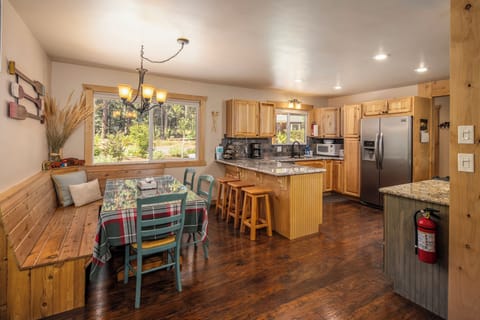 Cedarwood - Dining Area Kitchen