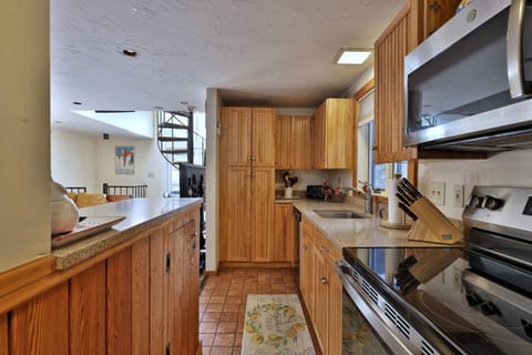 House, 3 Bedrooms | Private kitchen | Fridge, oven, coffee/tea maker, toaster