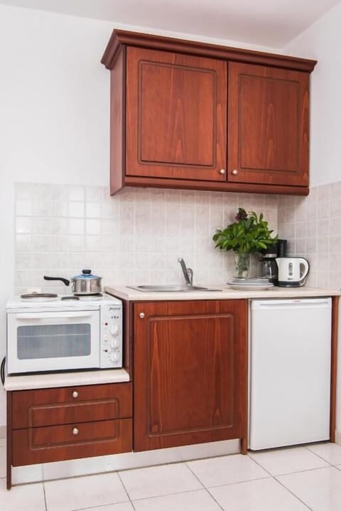 Fridge, stovetop, coffee/tea maker, electric kettle