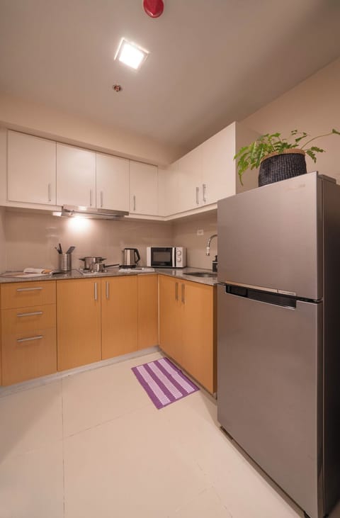 Business Apartment, City View | Private kitchen | Fridge, microwave, stovetop, rice cooker