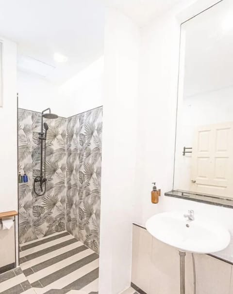 Family Double Room | Bathroom | Shower, free toiletries, hair dryer, towels