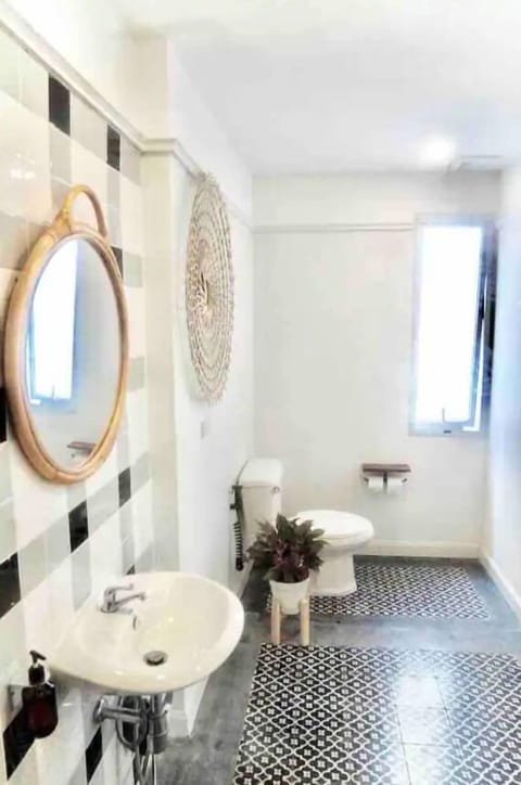 Family Room | Bathroom | Shower, free toiletries, hair dryer, towels