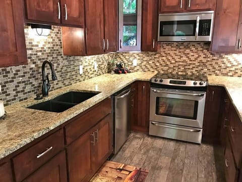 Amazing detail, Glass Tile Back-splash