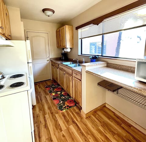 Cottage, 2 Bedrooms, Kitchen | Private kitchen | Mini-fridge, microwave, coffee/tea maker