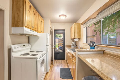 Cottage, 2 Bedrooms, Kitchen | Private kitchen | Mini-fridge, microwave, coffee/tea maker