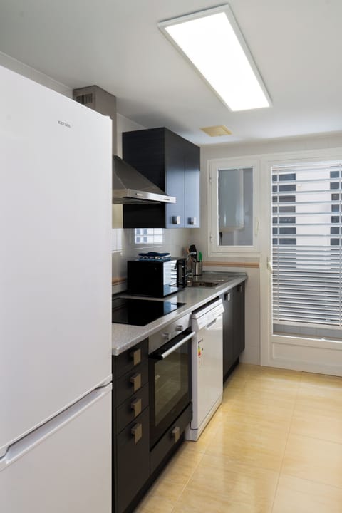 Family Apartment, 2 Bedrooms, 2 Bathrooms | Private kitchen | Fridge, microwave, oven, stovetop