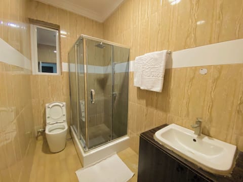 Family Double Room, City View | Bathroom | Towels, soap, shampoo, toilet paper