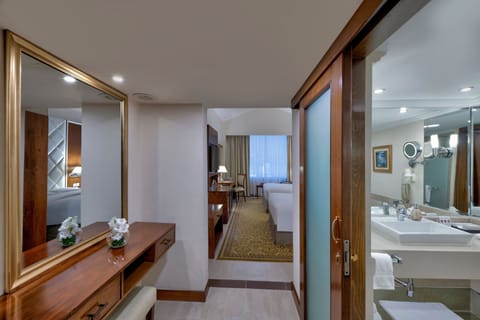 Executive Room, 2 Twin Beds | Bathroom | Rainfall showerhead, hair dryer, bathrobes, slippers