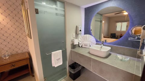 Deluxe Double Room | Bathroom | Shower, hair dryer, towels, soap