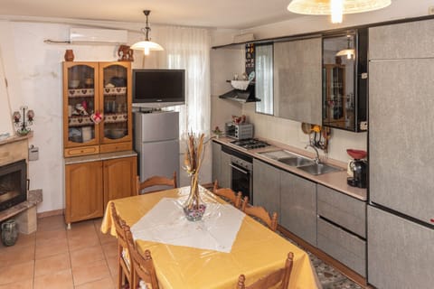 House, 1 Bedroom, Patio | Private kitchen | Fridge, oven, stovetop, toaster