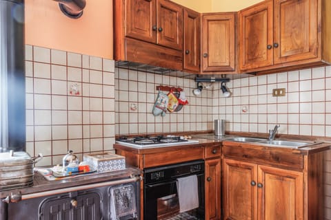 Apartment, 3 Bedrooms, Balcony, Mountain View | Private kitchen | Fridge, oven, stovetop, electric kettle
