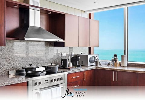 Full-size fridge, microwave, oven, dishwasher