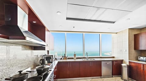 Full-size fridge, microwave, oven, dishwasher