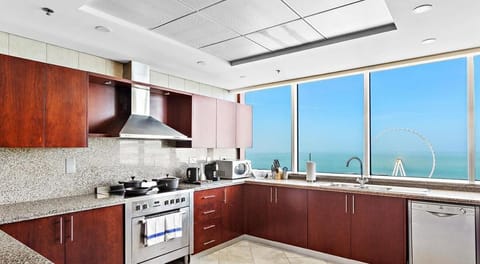 Full-size fridge, microwave, oven, dishwasher