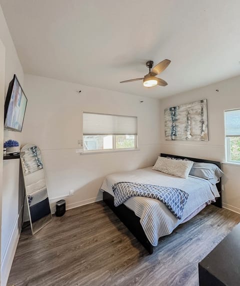 Bedroom 1 / Queen size bed