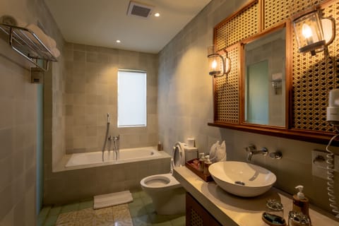 Utama Junior Suite | Bathroom | Free toiletries, hair dryer, towels