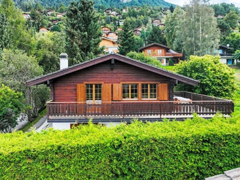 Plant, Building, Natural Landscape, Tree, Wood, Window, Land Lot, Cottage, Landscape, Residential Area