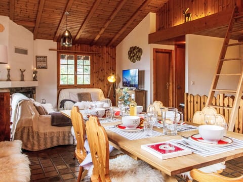 Table, Furniture, Property, Window, Tableware, Chair, Wood, Interior Design, Building, Real Estate