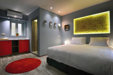 Deluxe Double or Twin Room | In-room safe, desk, blackout drapes, soundproofing