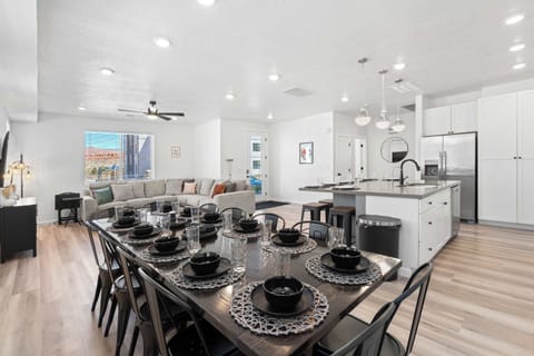 Condo, Multiple Beds, Balcony, Mountain View (Vintage Desert) | Interior