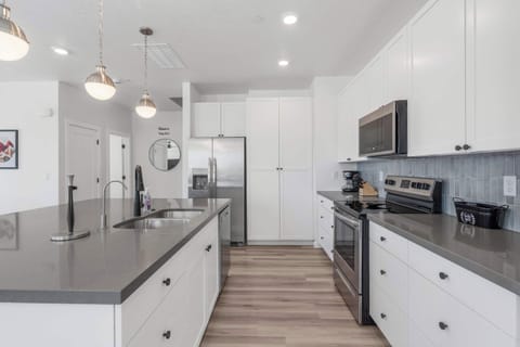 Condo, Multiple Beds, Balcony, Mountain View (Vintage Desert) | Private kitchen | Fridge, microwave, oven, stovetop