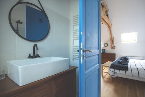 Classic Triple Room, Garden View | Bathroom | Hair dryer, towels, soap, shampoo