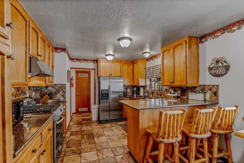 Kitchen: Kitchen: Well-equipped kitchen, 3-person kitchen bar, drip coffee maker, open layout w/living and dining room