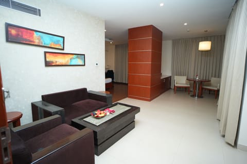 Executive Suite | Living area | 32-inch flat-screen TV with satellite channels, TV