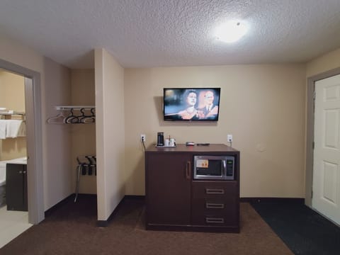 Single Room, 1 King Bed | Premium bedding, down comforters, desk, laptop workspace