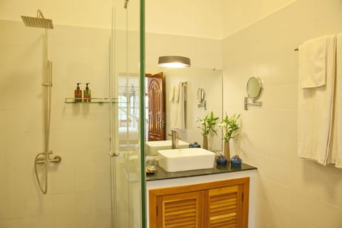 Superior Double Room (Adult Only) | Bathroom | Shower, hair dryer, bathrobes, slippers