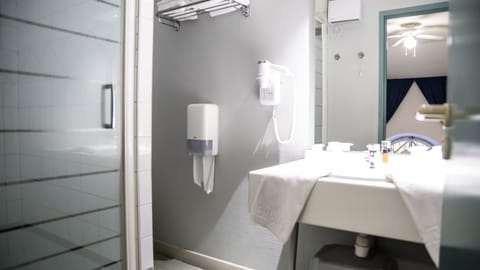 Family Quadruple Room | Bathroom | Free toiletries, hair dryer, bidet, towels