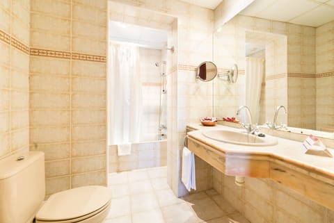 Junior Suite, Balcony | Bathroom | Shower, bidet, towels