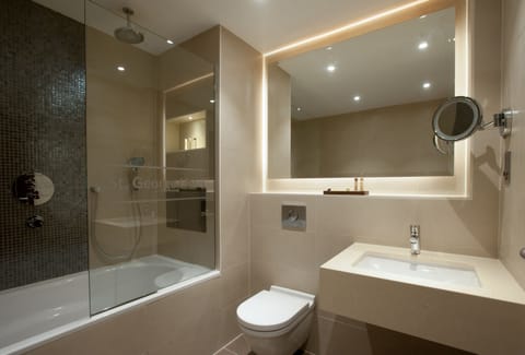 Deluxe Double or Twin Room | Bathroom | Combined shower/tub, free toiletries, hair dryer, towels
