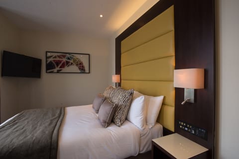 Deluxe Double or Twin Room | Minibar, in-room safe, desk, laptop workspace