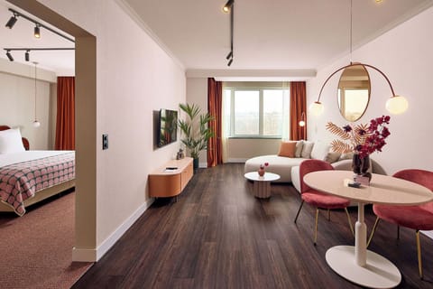 Executive Studio Suite | In-room safe, free WiFi, bed sheets