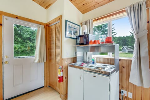 Cabin, 1 Bedroom, Hot Tub, Marina View (Deer Harbor Cottage #2) | Private kitchen | Fridge