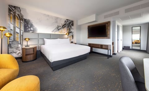 Deluxe Room, 1 King Bed, River View (Old Quebec) | Premium bedding, down comforters, in-room safe, desk