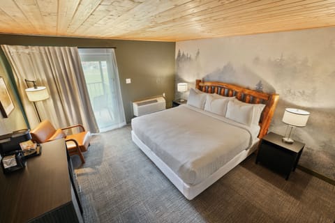 Experience ultimate comfort and convenience in our freshly updated, accessible retreat. Featuring a king-size bed, modern amenities, and an easy-access design, this space is perfect for all guests. Book your stay today!