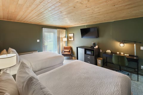 Perfect for families or friends, this stylishly updated space features two plush queen beds and modern amenities for a relaxing stay. Enjoy the comfort and convenience of a beautifully refreshed room. Book your mountain retreat now!