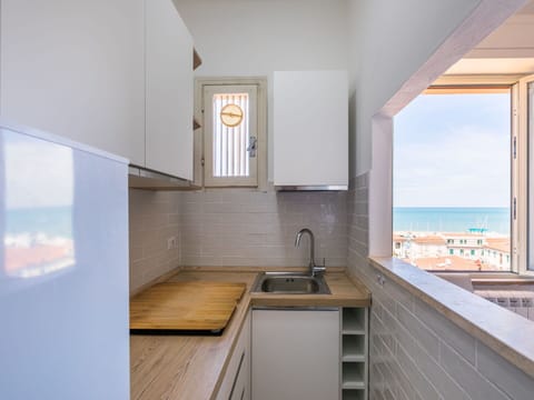 Tap, Countertop, Kitchen Sink, Cabinetry, Sink, Property, Plumbing Fixture, Building, Wood, Kitchen