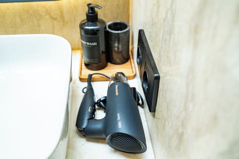 Separate tub and shower, free toiletries, hair dryer, towels