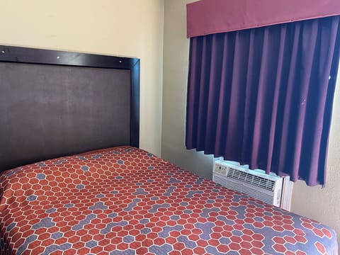 Room, 1 Queen Bed | Desk, free WiFi, bed sheets