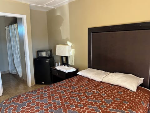 Room, 1 Queen Bed | Desk, free WiFi, bed sheets