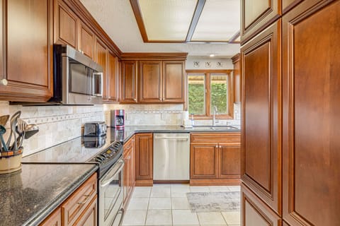 Fully Equipped Kitchen w/ Stainless Steel Appliances