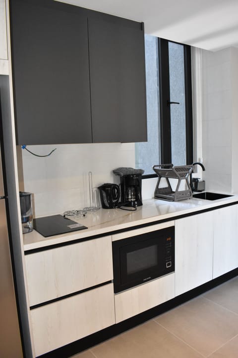 Design Studio Suite, City View | Private kitchen | Full-size fridge, microwave, stovetop, cookware/dishes/utensils