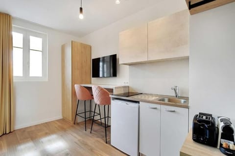 Deluxe Studio | Private kitchen | Mini-fridge, stovetop, espresso maker, electric kettle