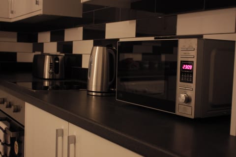 Full-size fridge, microwave, oven, stovetop