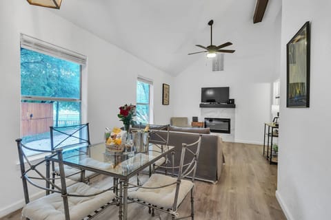 104_Scudder_Ln_Wimberley_TX_78676_USA-Living_room-IMG_3048