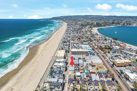Our gorgeous Mission Beach apartment is just steps to the Mission Beach & 2 short blocks to Mission Bay.
Walk to restaurants, bars and cafes as well as everything Mission Beach has to offer.